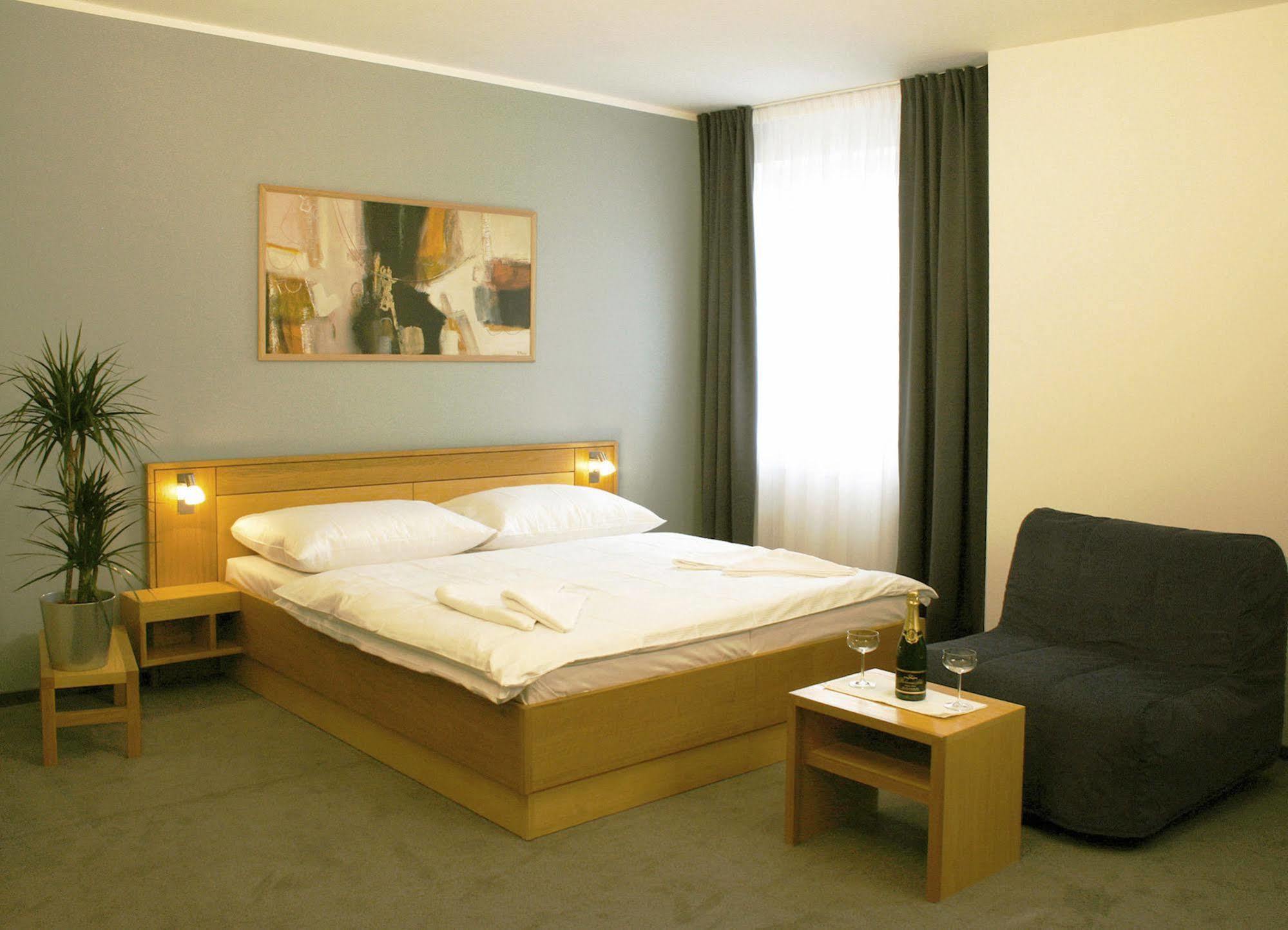 Hotel Trend เปิลเซน ภายนอก รูปภาพ