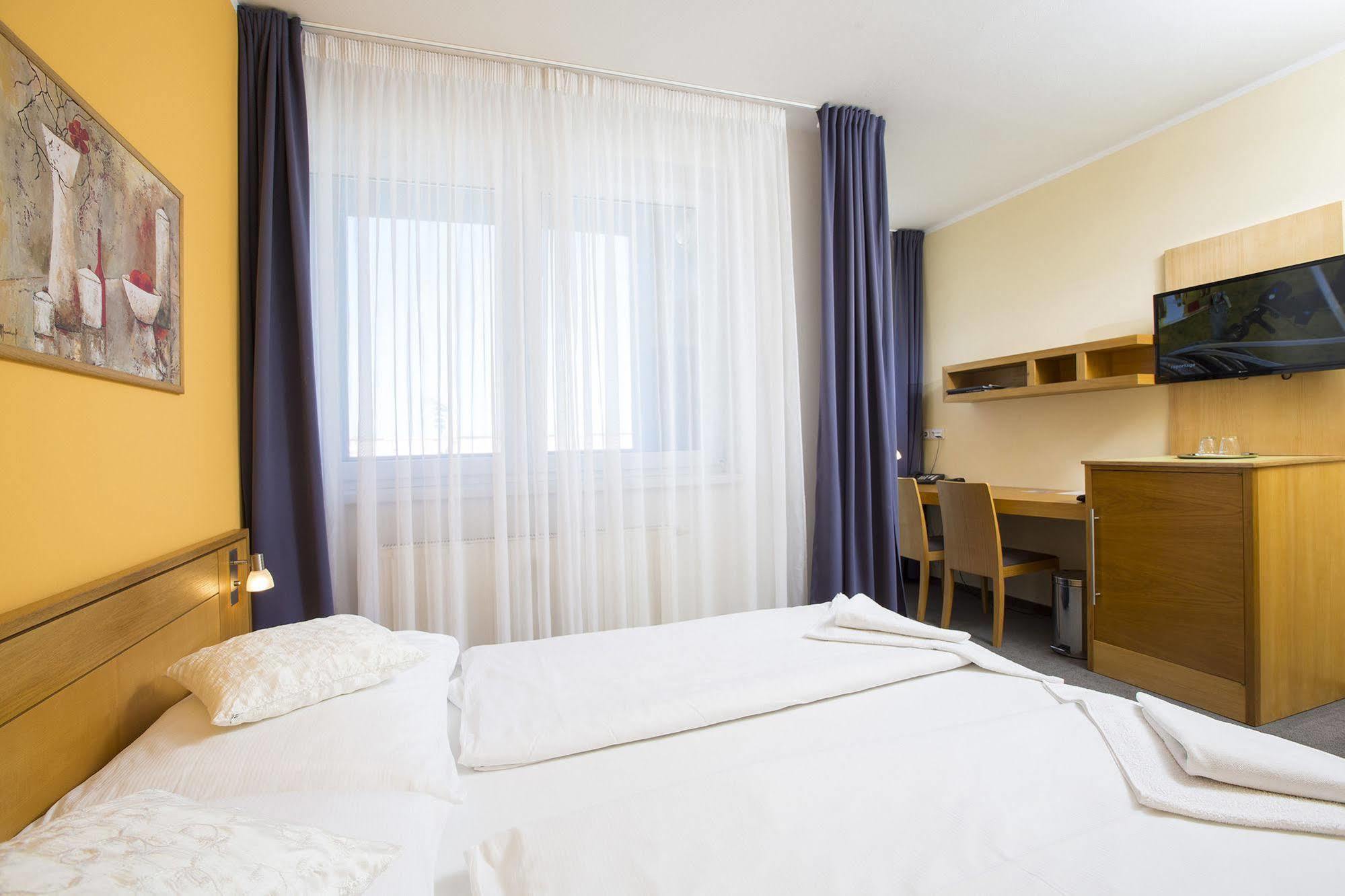 Hotel Trend เปิลเซน ภายนอก รูปภาพ